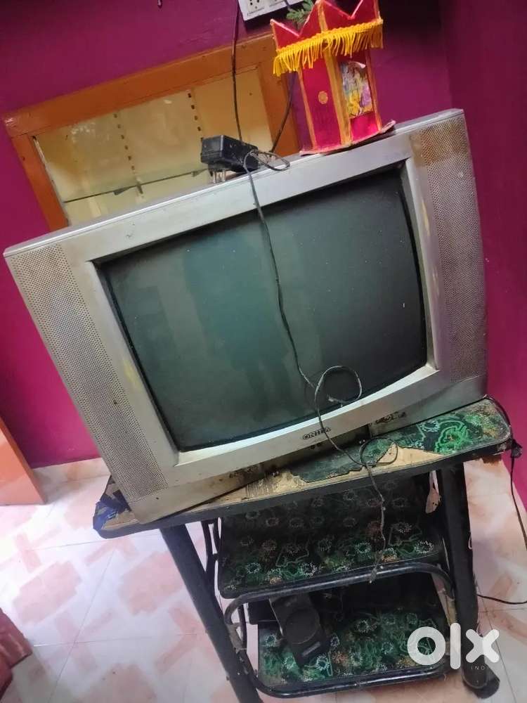 Onida color TV 24inch with table