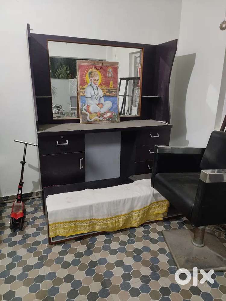 Beauty parlour furniture