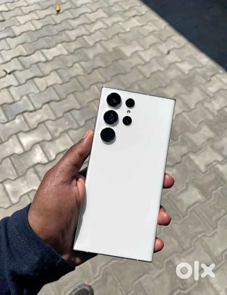 Selling my 6 month old Samsung s25ultra white colour need urgent money