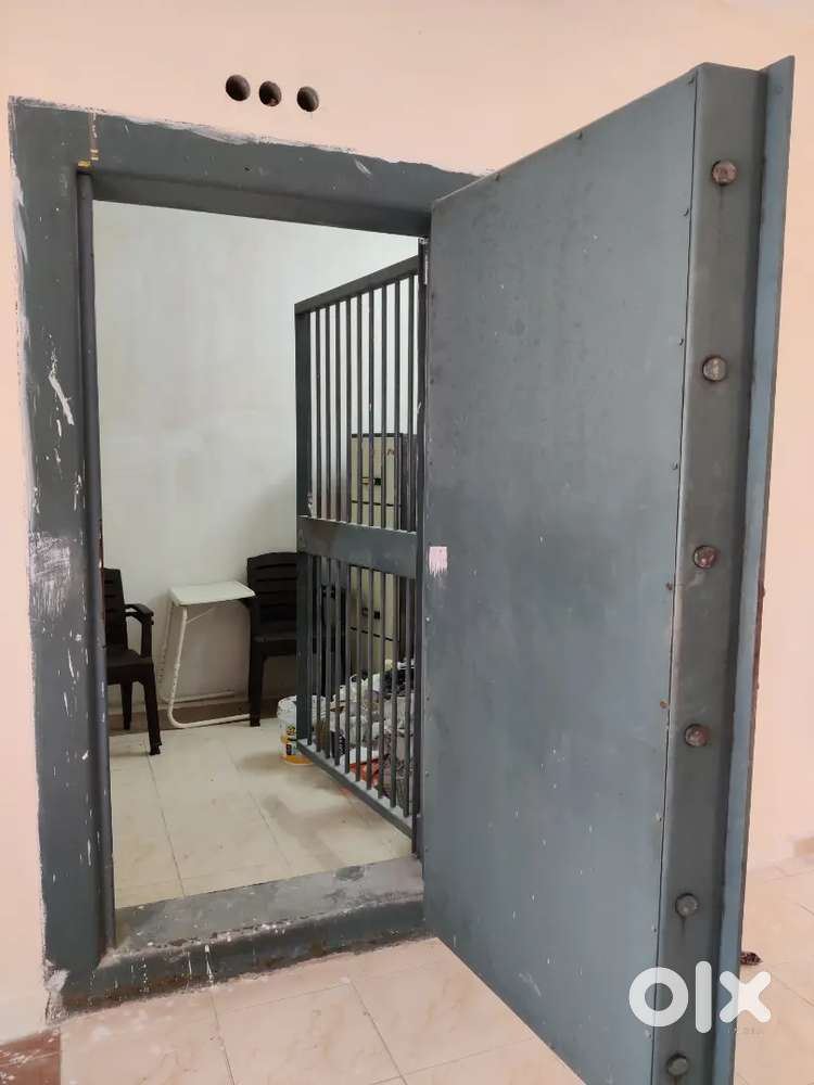 1000sq ft Bank purpose strong room choolaimedu prime area...