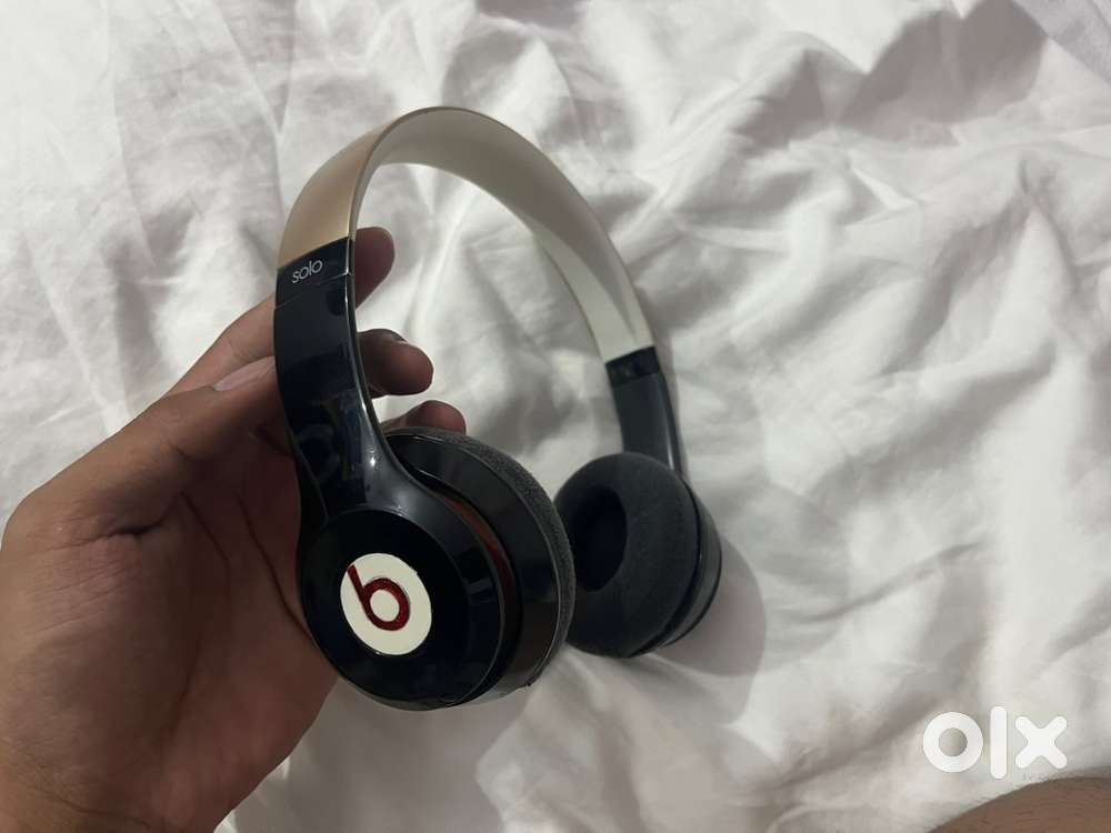 Apple Beats Solo 2 wireless headphones