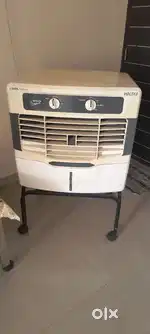 Air cooler with water storage