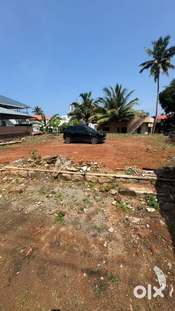 Plot near Vanchiyoor court