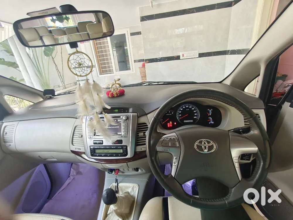 Innova 2.5v 8 seater