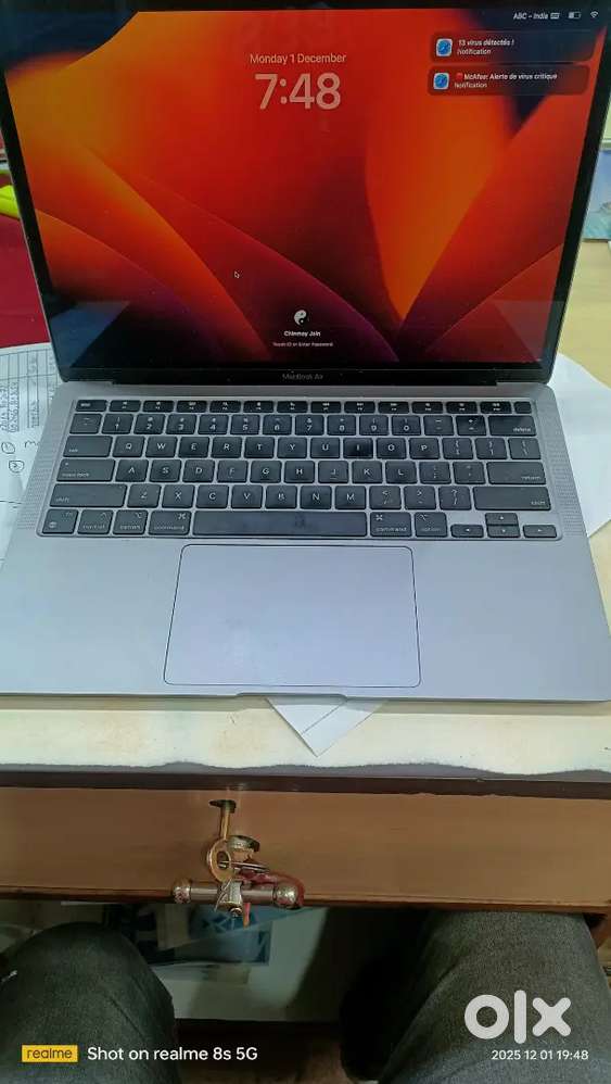 Apple laptop