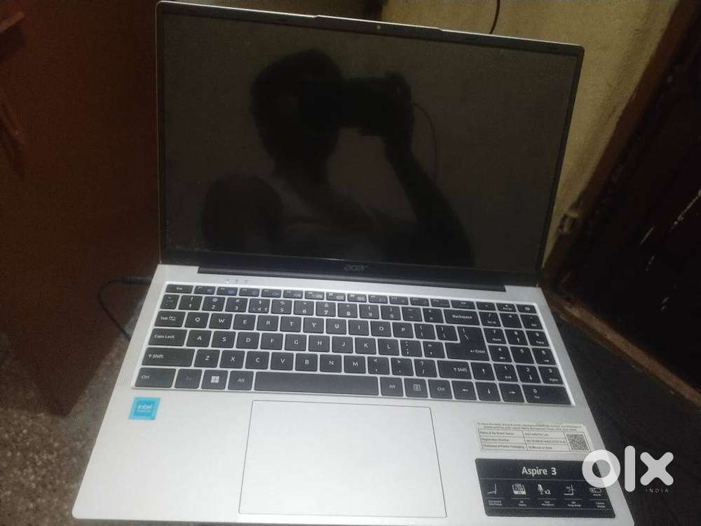 acer aspire 3 ( bilkul new condition ek scretch bhi nhi )