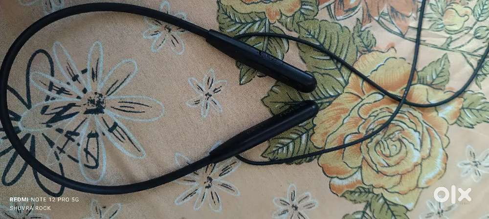 Head phones Air buts botas  er akta side not useer nack band noise er
