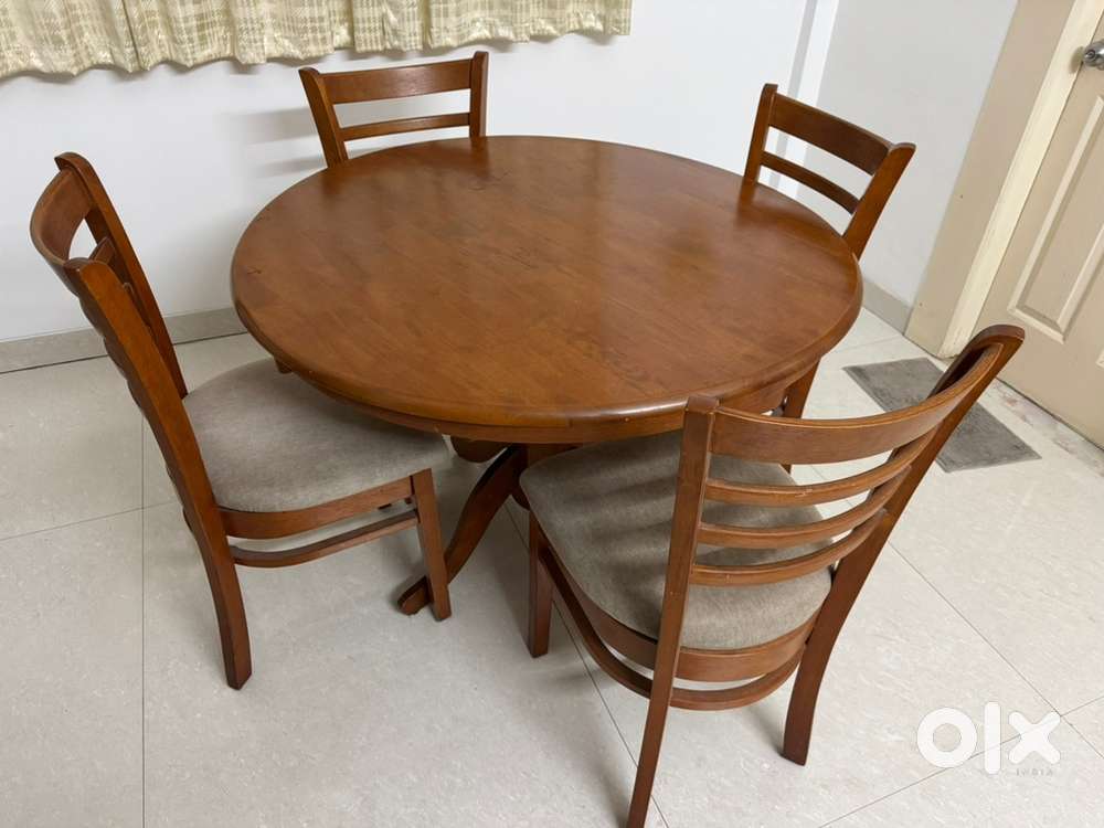 Round Dining table with 4 chairs