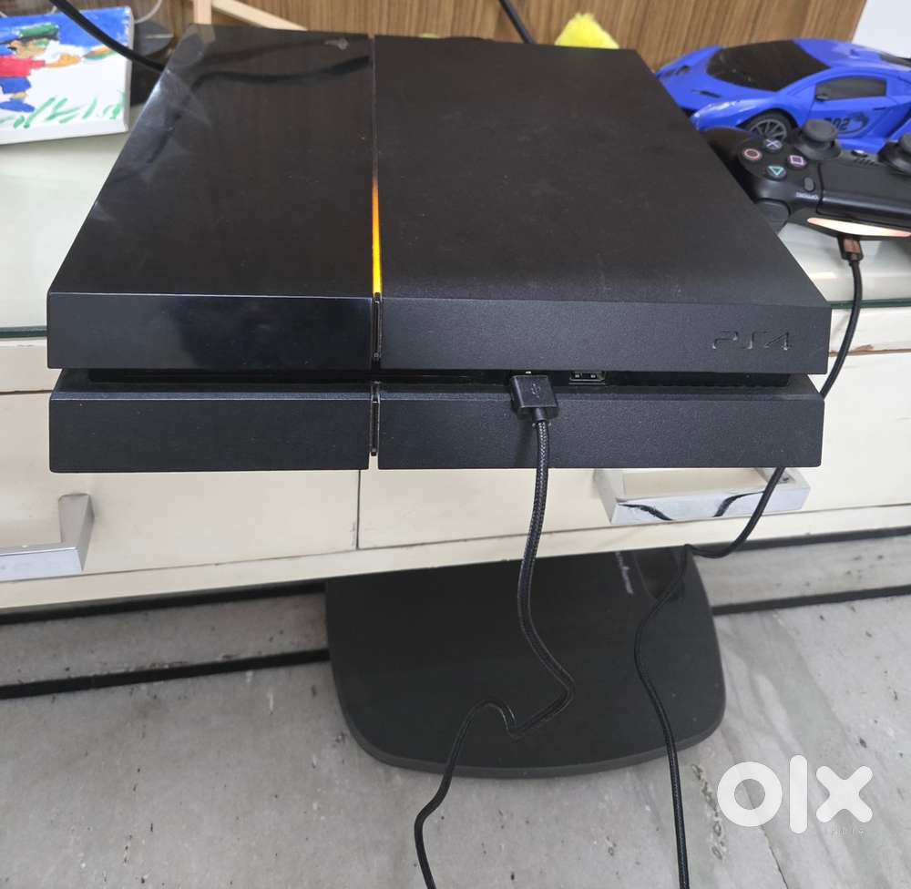 Less used PS4 fat 500GB with original controller and 4CD’s