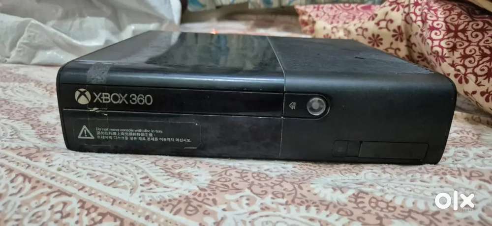 Xbox 360 with controller and games