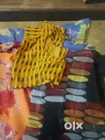 जॉर्जेट की खूबसूरत साड़ियां विद डोरी वाले अस्तर ब्लाउज और जरकन कड़े