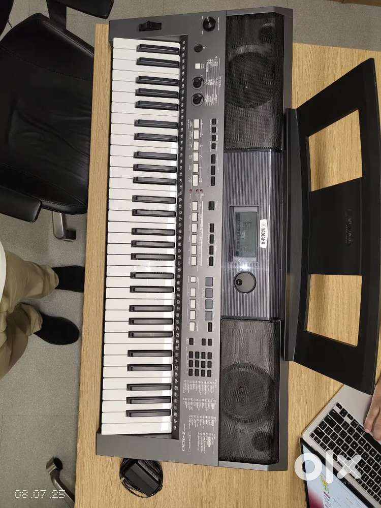 Yamaha PSR-I400 Portable Keyboard – Excellent Condition + Accessories