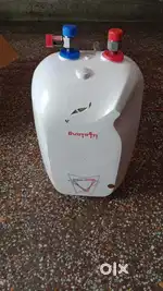 Hot water geyser
