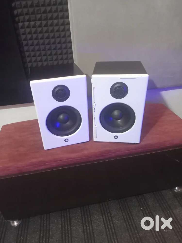 White and black Speaker good condition 8 inch 100 watts