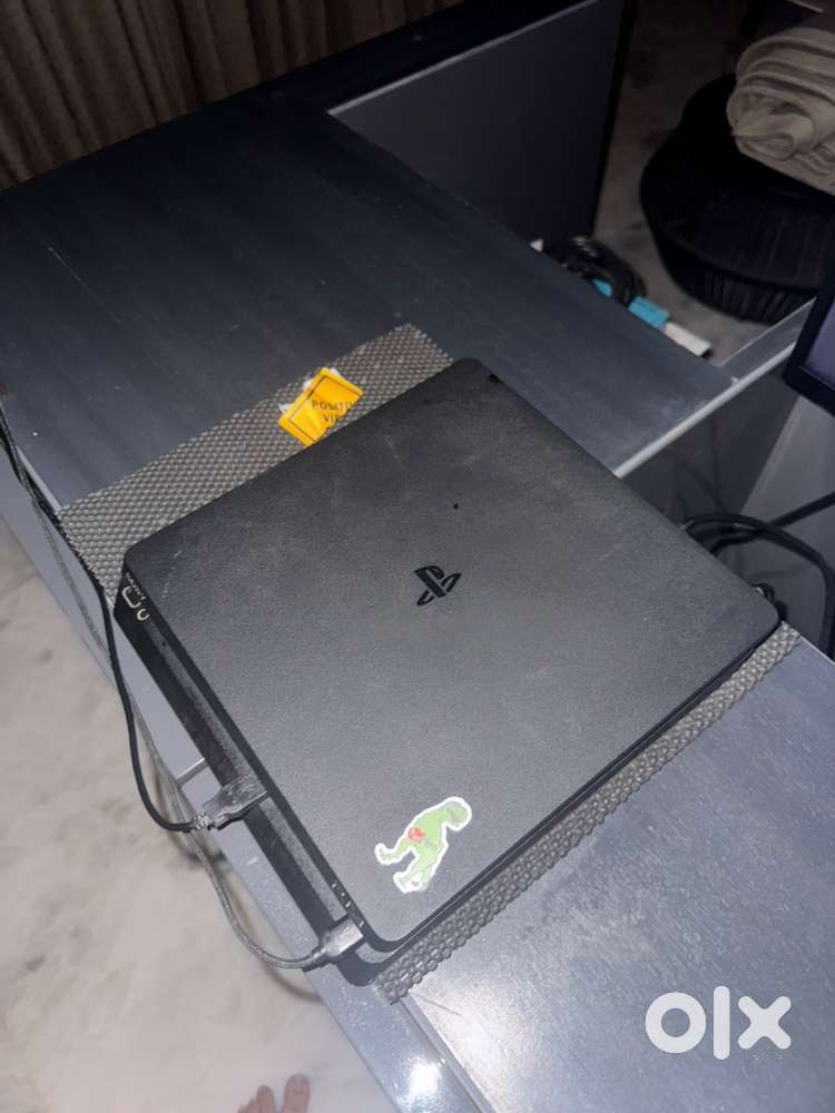 PS4 Slim Black 500 GB with 2 controllers