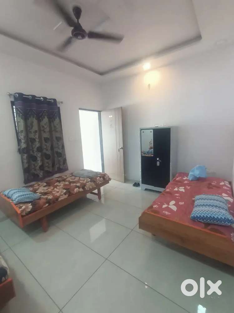 Girls Pg available for rent in chala mukutand marg