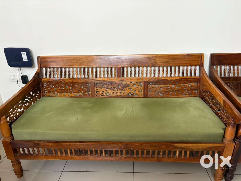 Sanghavan wood sofa 3+1+1 along with table