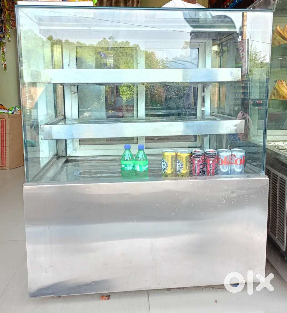Cake display counter