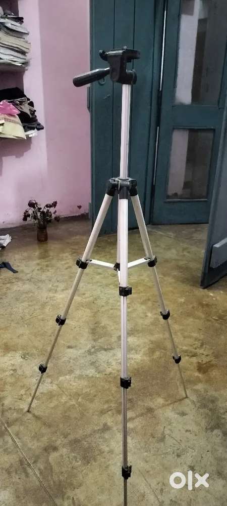Mobile tripod stand
