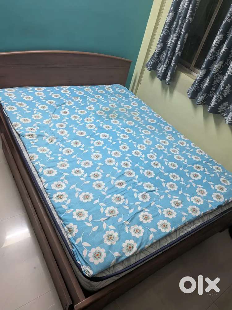 Zuari Queen size bed without mattress