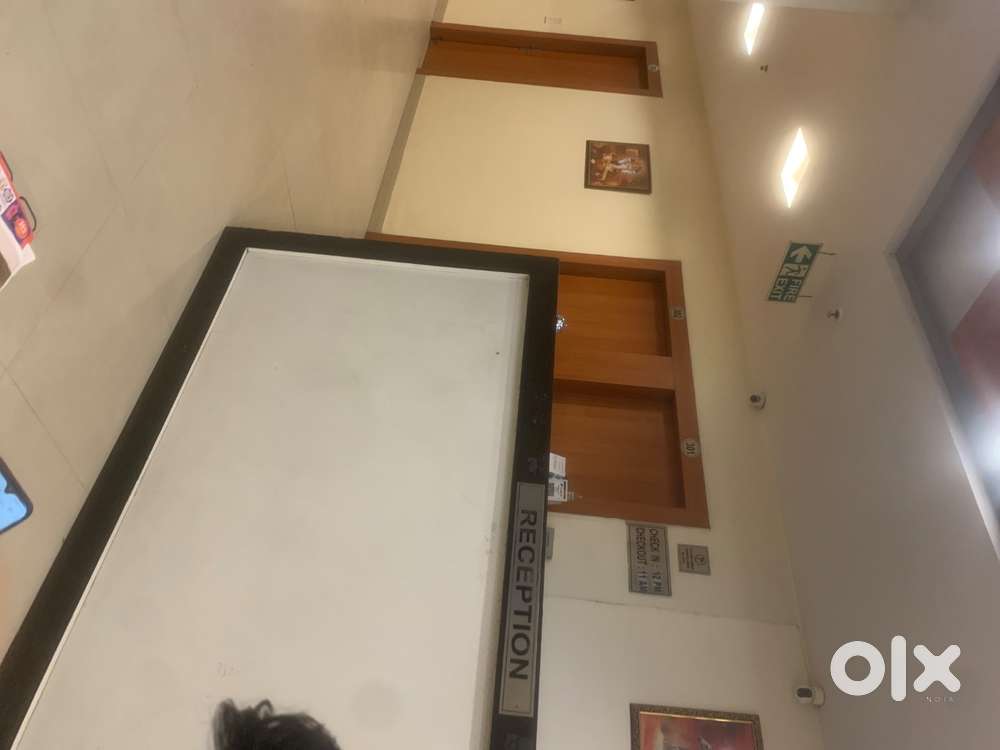 होटल में बर्तन धोने और सफाई के लिए लड़के की आवश्यकता है। रहना और खाना