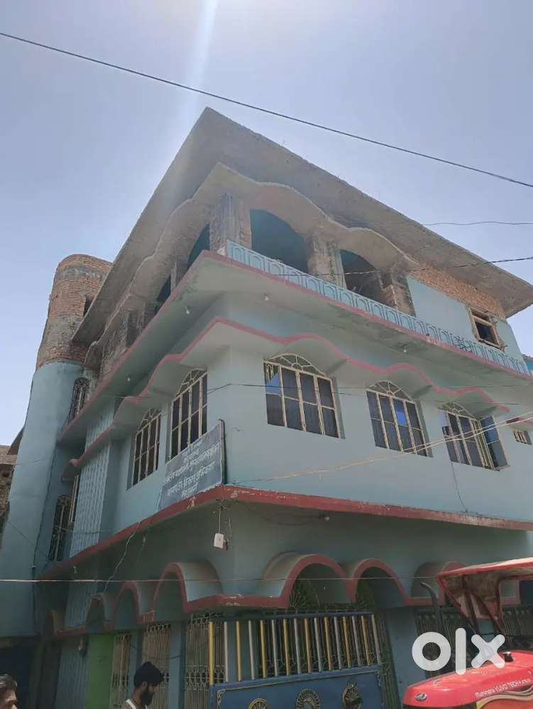 4 floor  ka makan Hai or 7 flat or1.5 kththa zamin Hai