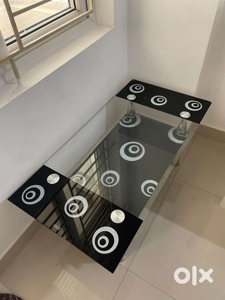 Nilkamal corolla glass center table