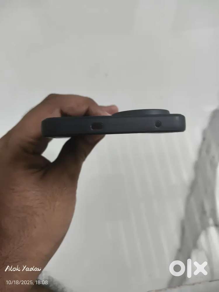 Black Vivo mobile cover