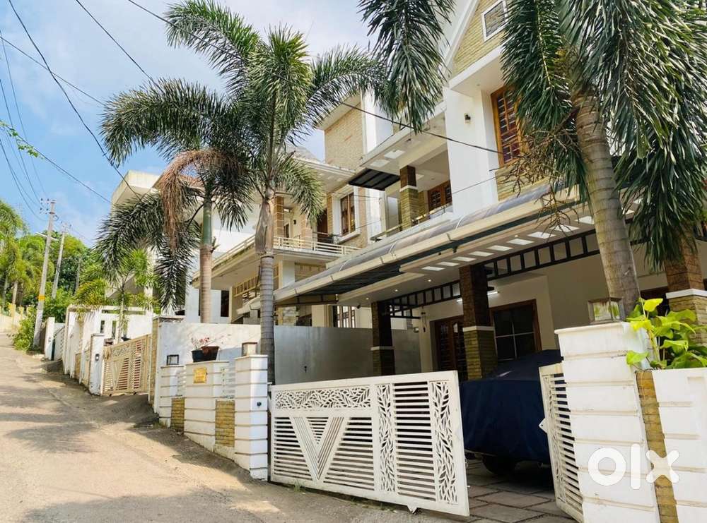 5 YEAR OLD 4 BHK 2350 SQFT 4.7 CENT LAND HOUSE FOR SALE