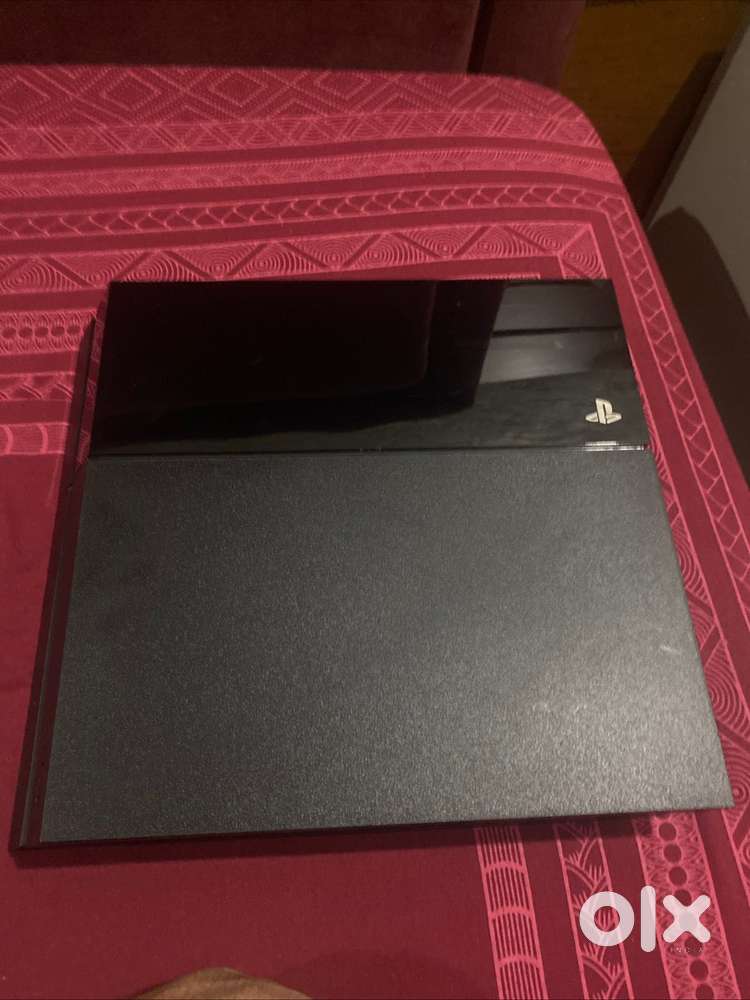 Ps4 console 500gb - black + 3 Ps4 Exclusive CD games