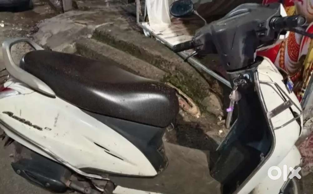 2015 model white colour activa 3G, Chhattisgarh registration.