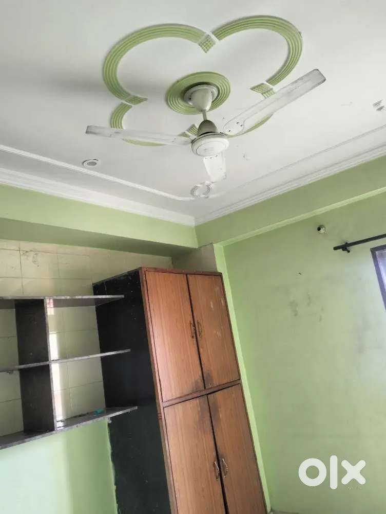 2bhk flat for family and girls