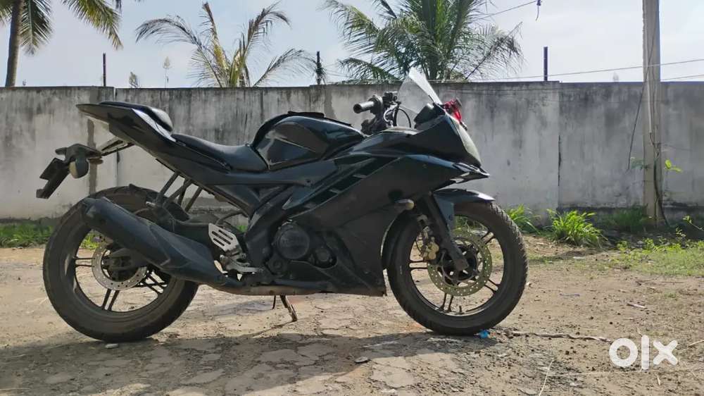 BLACK YAMAHA R15