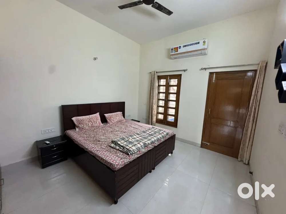 Well maintained house first floor 2bhk 2bath modular kitchen sec 16 Pa