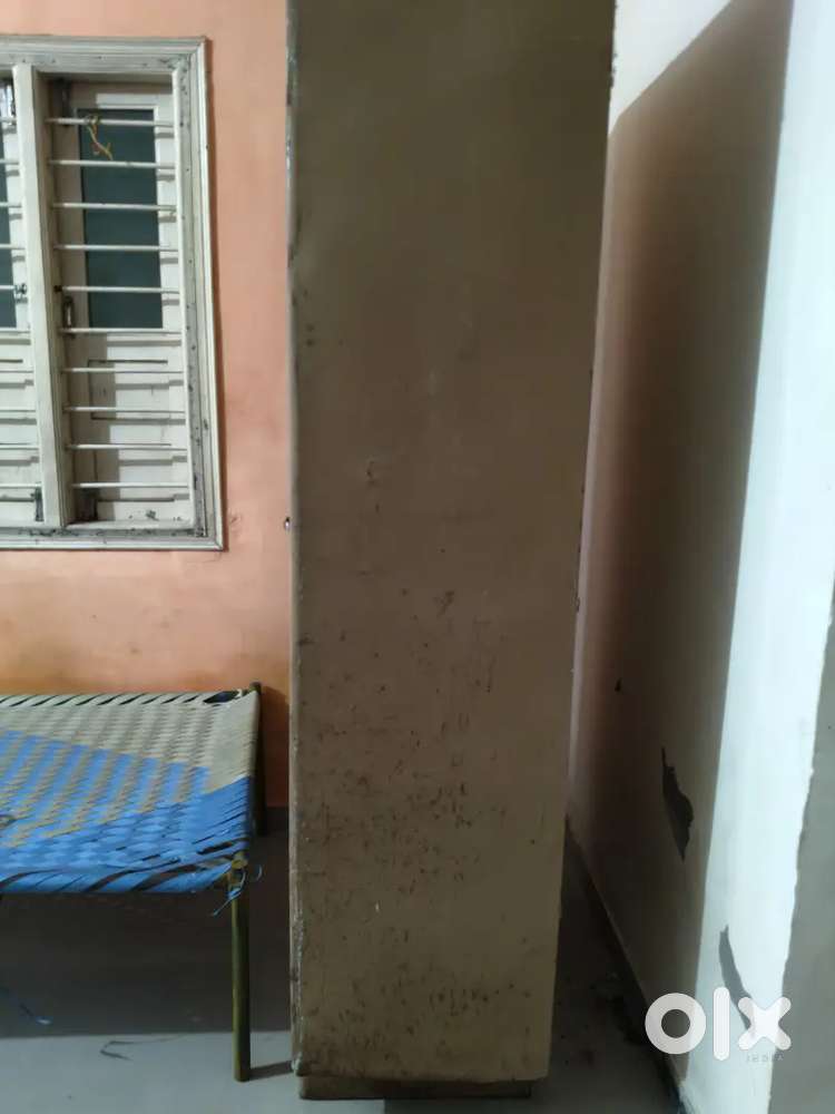 કબાટ વેચવા નો છે