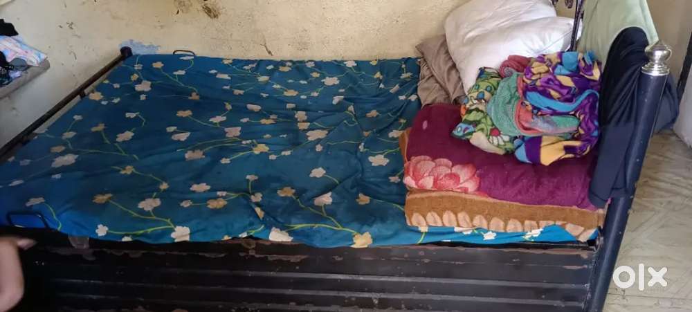 Iron bed 4x6 foot