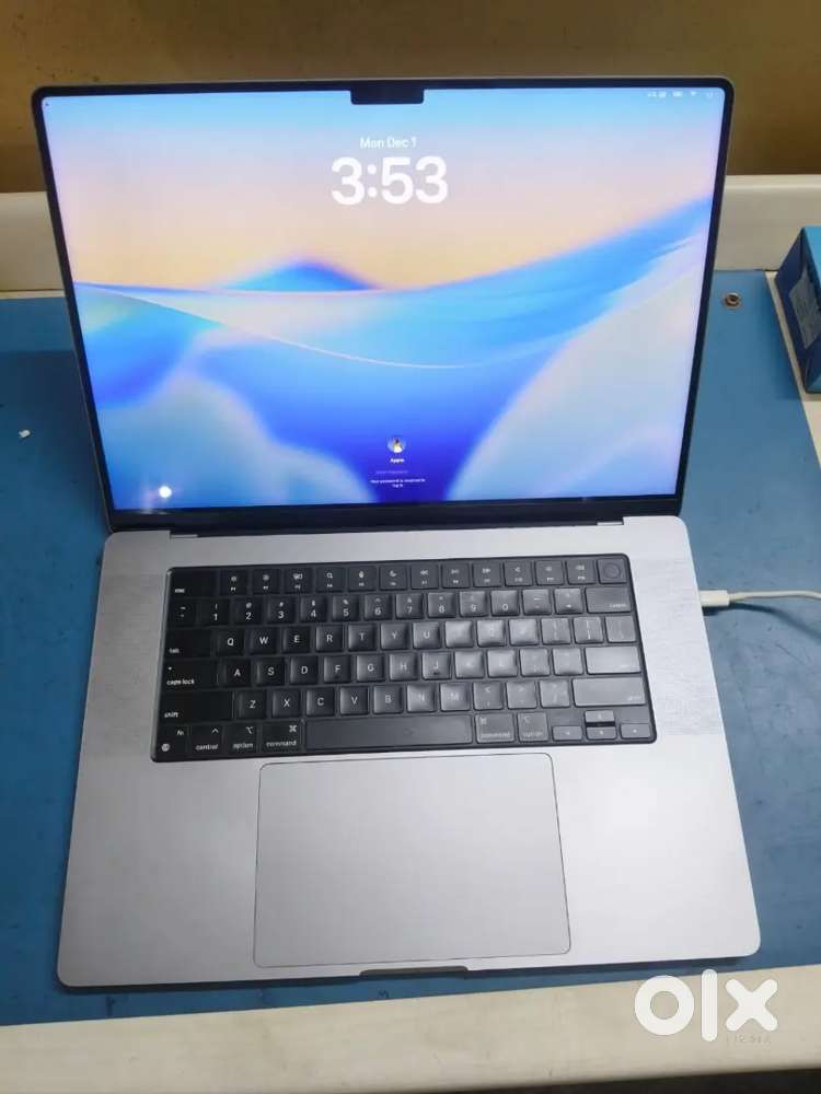 **MacBook Pro A2485*
M1 16 GB Ram /512 GB SSD
16 inches Retina**