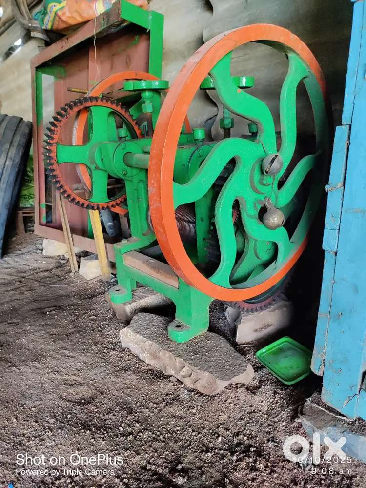 Sugar cane juicer