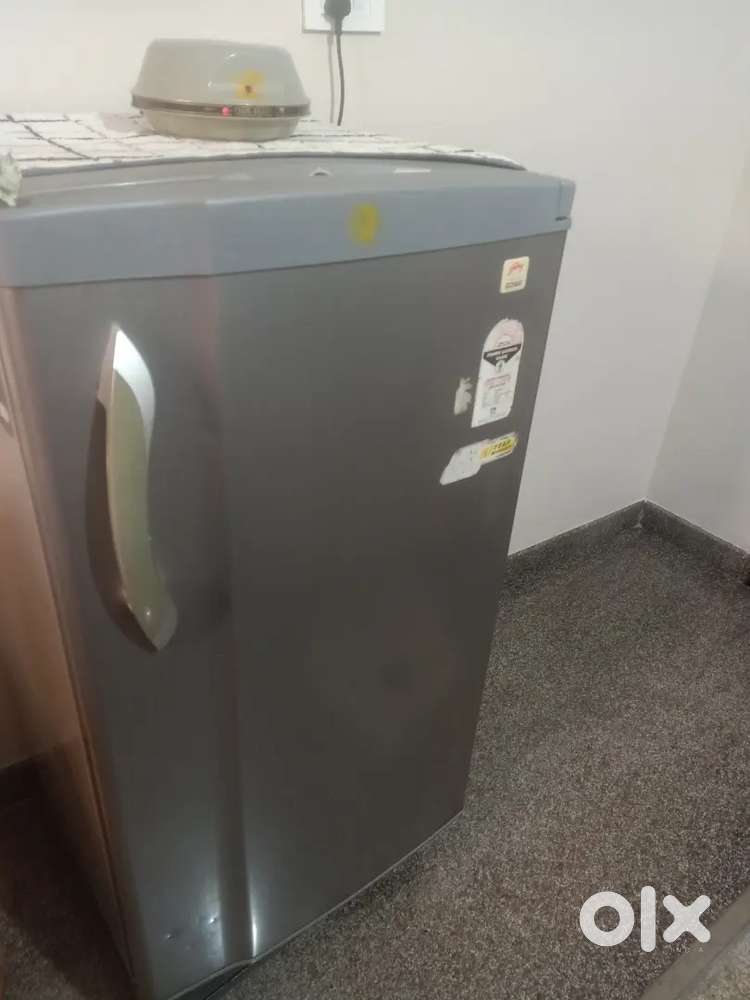 Goorej fridge is for sell single dore