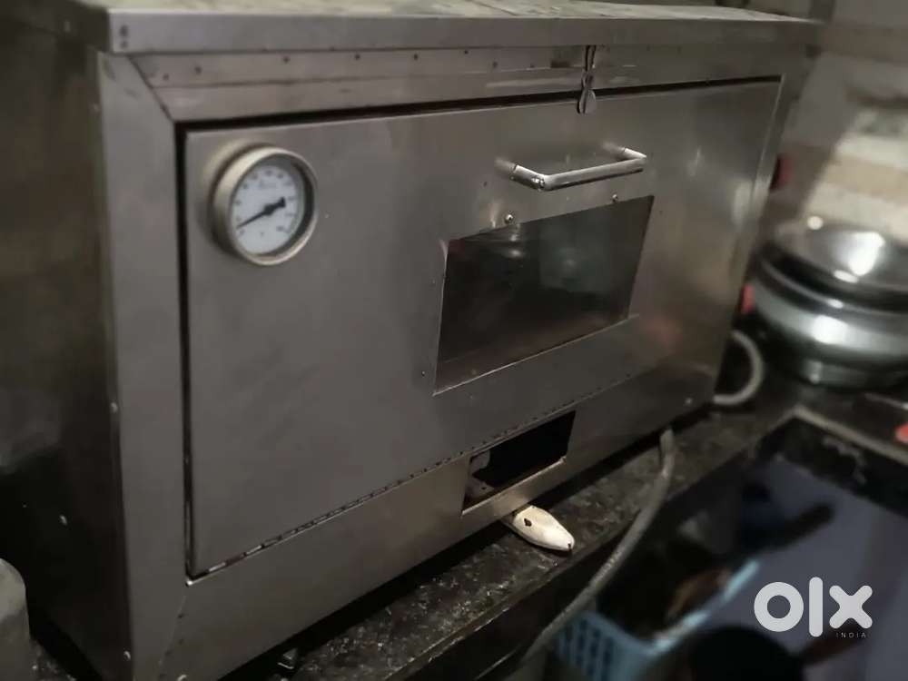 Pizza oven with gas cylinder