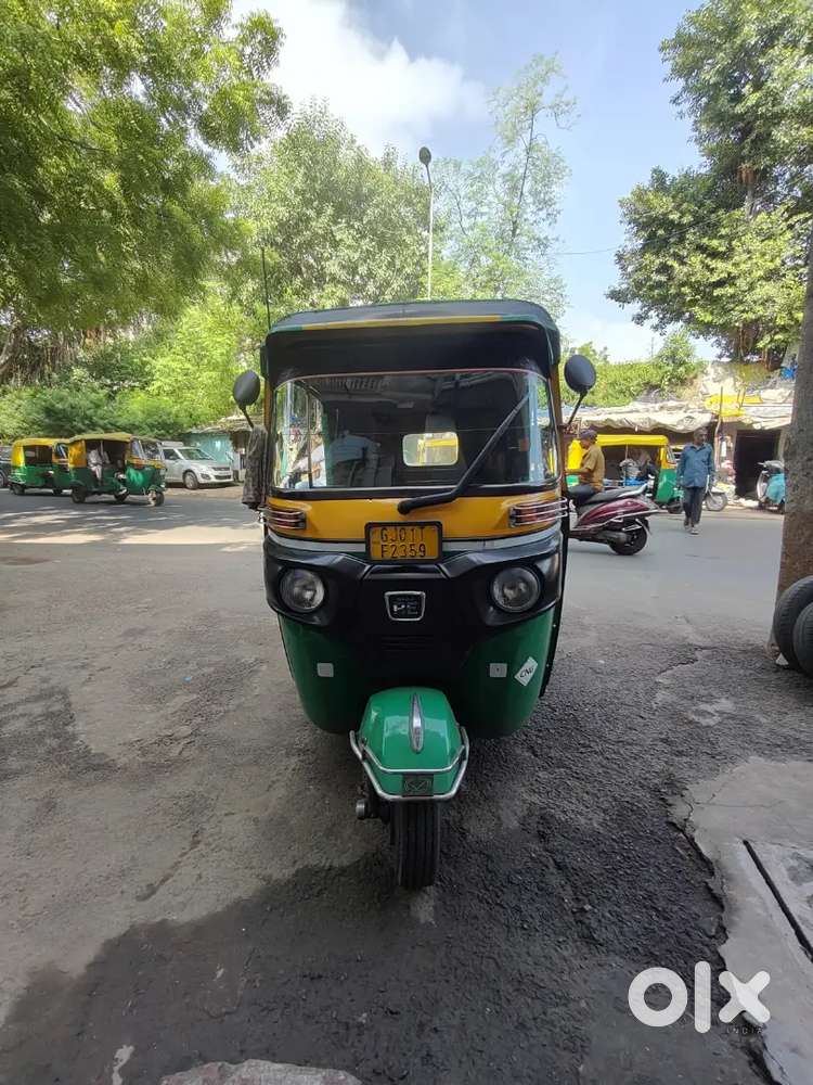 BAJAJ RE BS4 2019