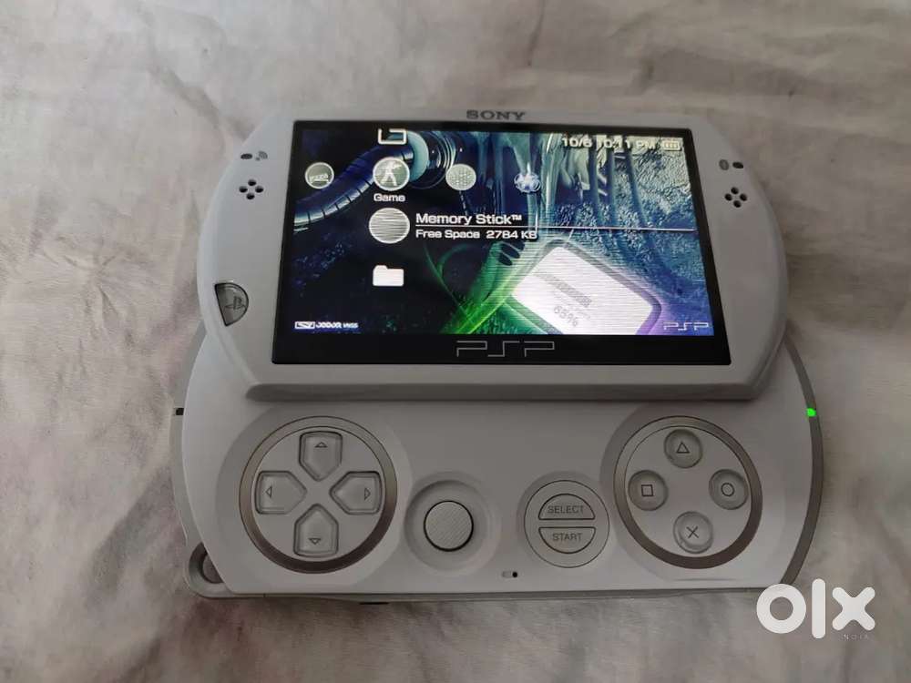 EXCELLENT CONDITION SONY PS P GO WITH ORIGINAL CHARJER