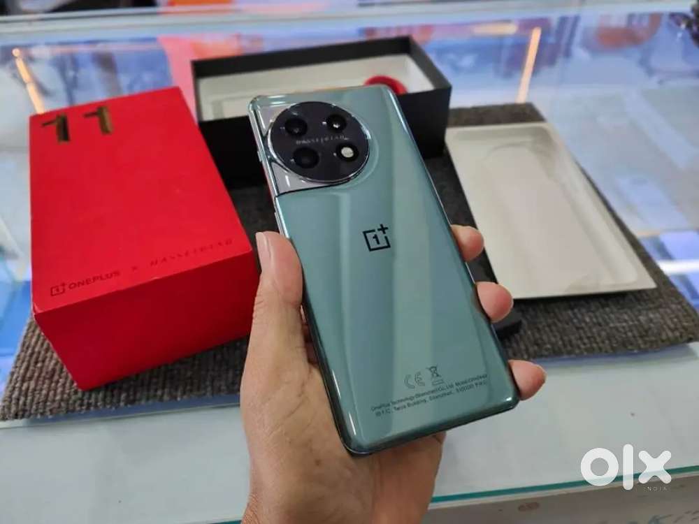 One plus 11 12gb ,Ram 256gb Rom