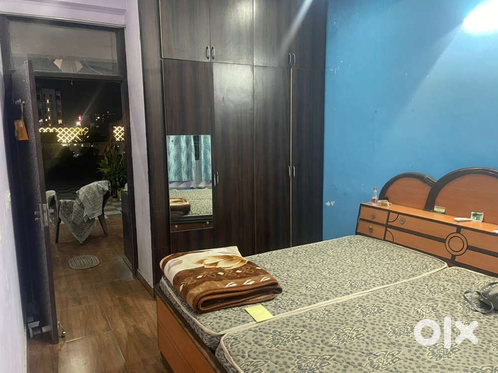 Girls Accommodation in Raja Park – Single/Sharing Options