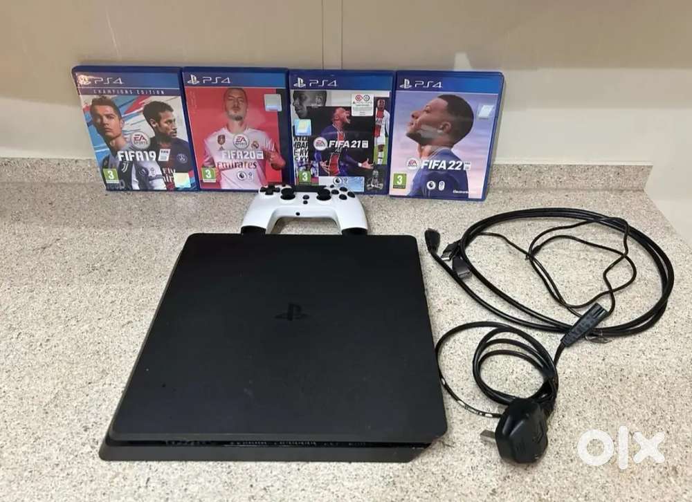 Sony PlayStation 4 Slim 500GB Jet Black fifa bundle and controller