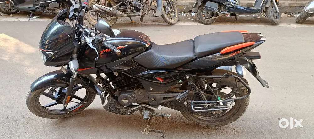 Bajaj Pulsar 125 Black Color