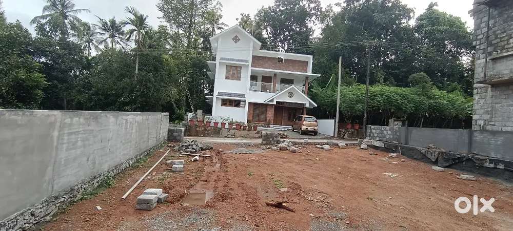 കൊരട്ടി പള്ളിക്കും ദേവമാത ഹോസ്പിറ്റലിനും സമീപം 7 സെൻ്റ്  പ്ലോട്ട്കൾ