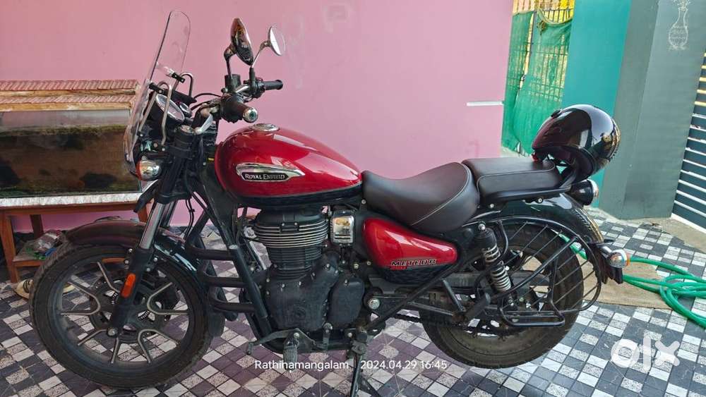Royal Enfield Meteor 350 Supernova with wind guard and GPS Tripper