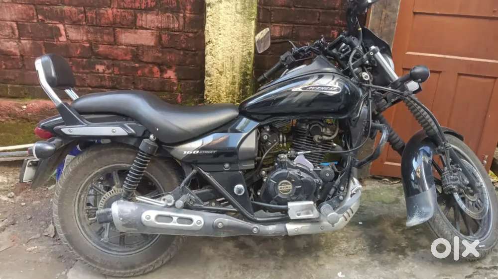 Bajaj Avenger 160 street