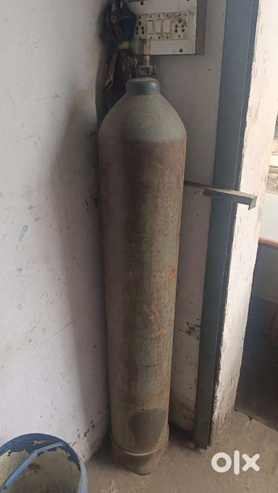 Full size cooler and CO2 Gas cylinder with gas